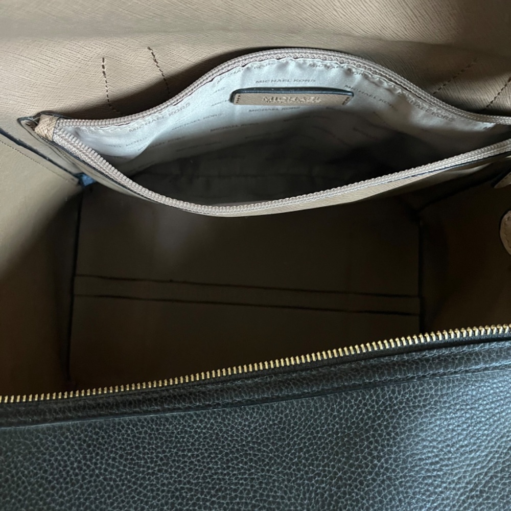 Michael Kors Weekender Bag - Picture 8 of 10
